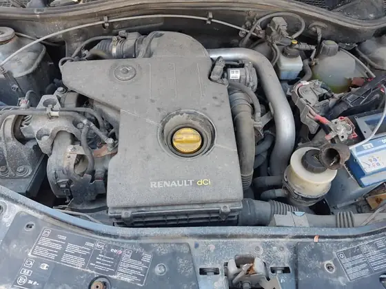 Motor diesel în compartimentul unei mașini din parc