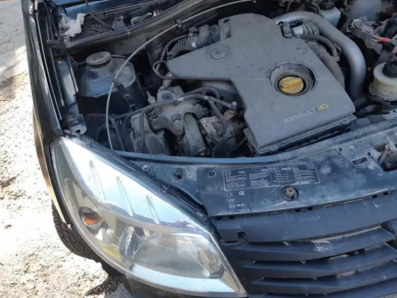 Motor Dacia Duster cu capota ridicată