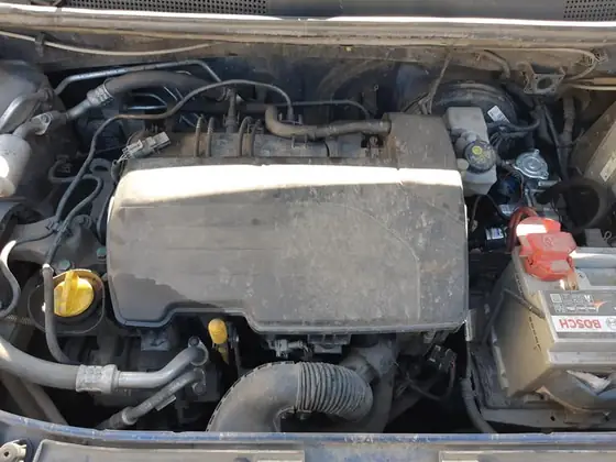 Compartiment motor deschis, Renault Mégane din parc