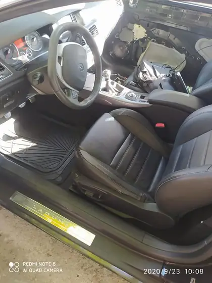 Interior din piele al unui Renault Laguna Coupé dezmembrat