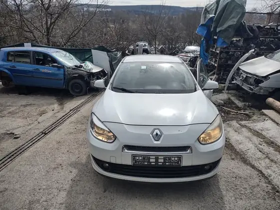 Renault Fluence alb în parcul de dezmembrări